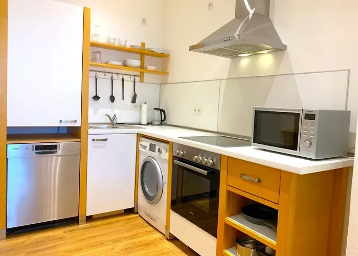 Alles Komplett - 2 Schlafzimmer, Grosse Kueche, Bad