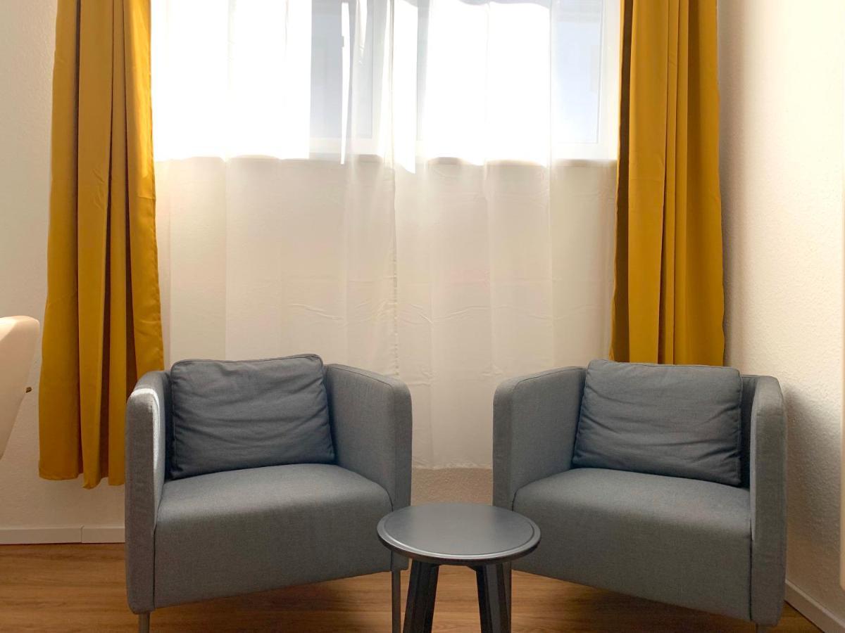 Alles Komplett - 2 Schlafzimmer, Grosse Kueche, Bad Appartement